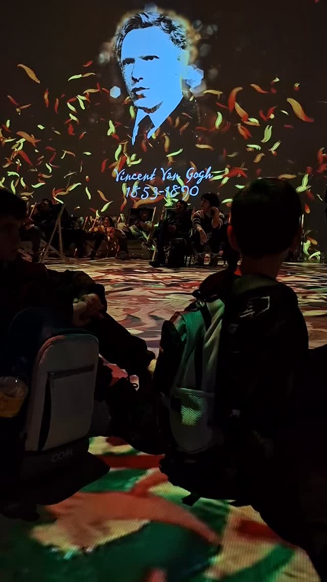 Μαθητές στην ψηφιακή έκθεση Van Gogh